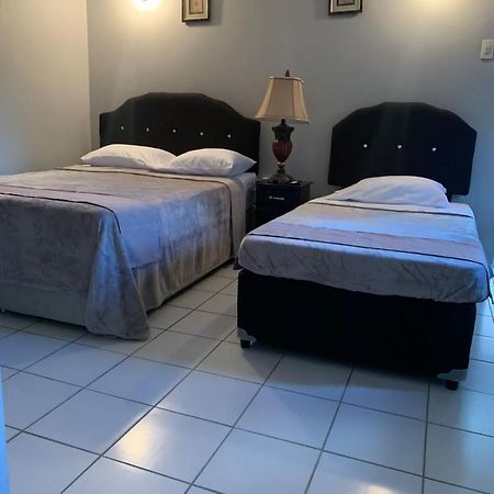 Derick'S Inn Piarco Luaran gambar
