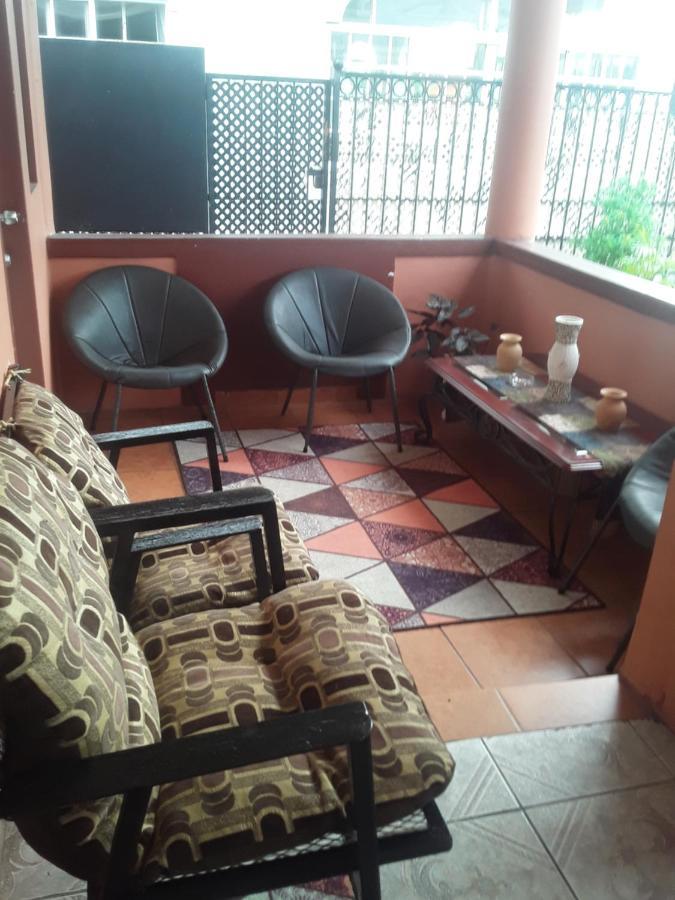 Derick'S Inn Piarco Luaran gambar