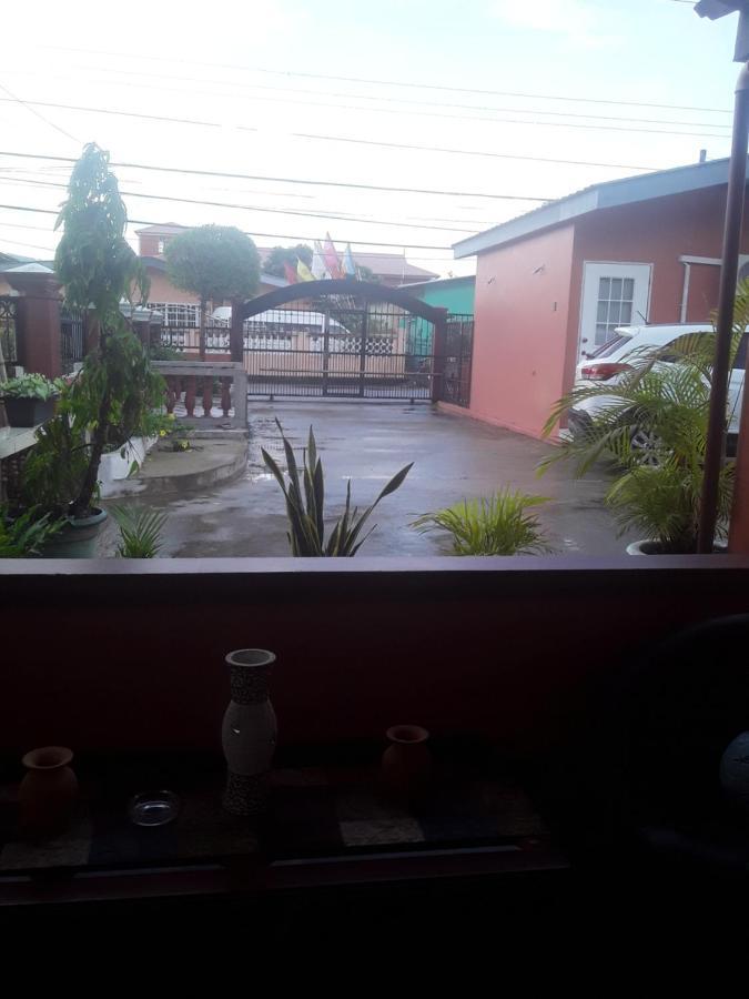 Derick'S Inn Piarco Luaran gambar